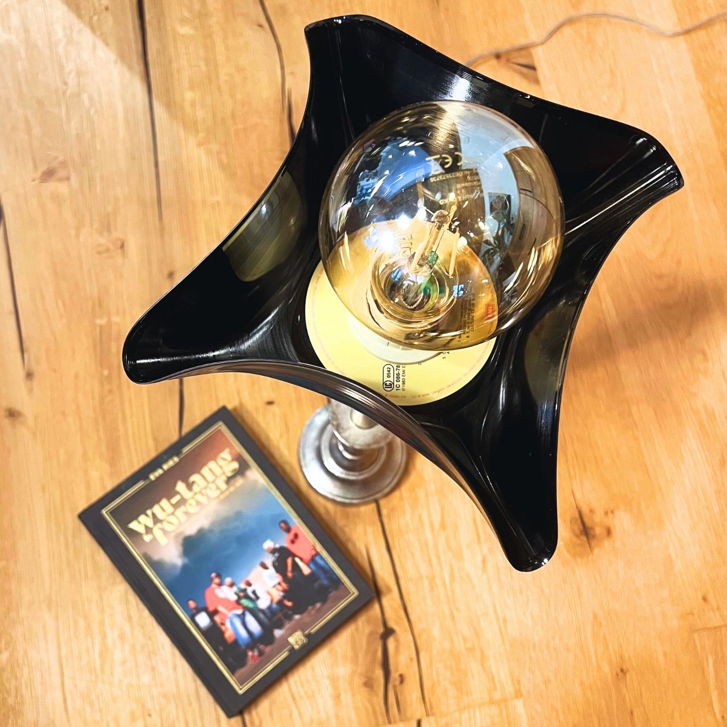 Silver Vinyl Produktfoto Detailaufnahme Tischleuchte mit antikem Silberfuß und einer Vinyl Schalplatte als Schirm | Vogelperspektive auf schirm mit Vintage Leuchtmittel | Kategorie Privat | trailerartgirl.com trailerartdesign.com trailerart-design.com