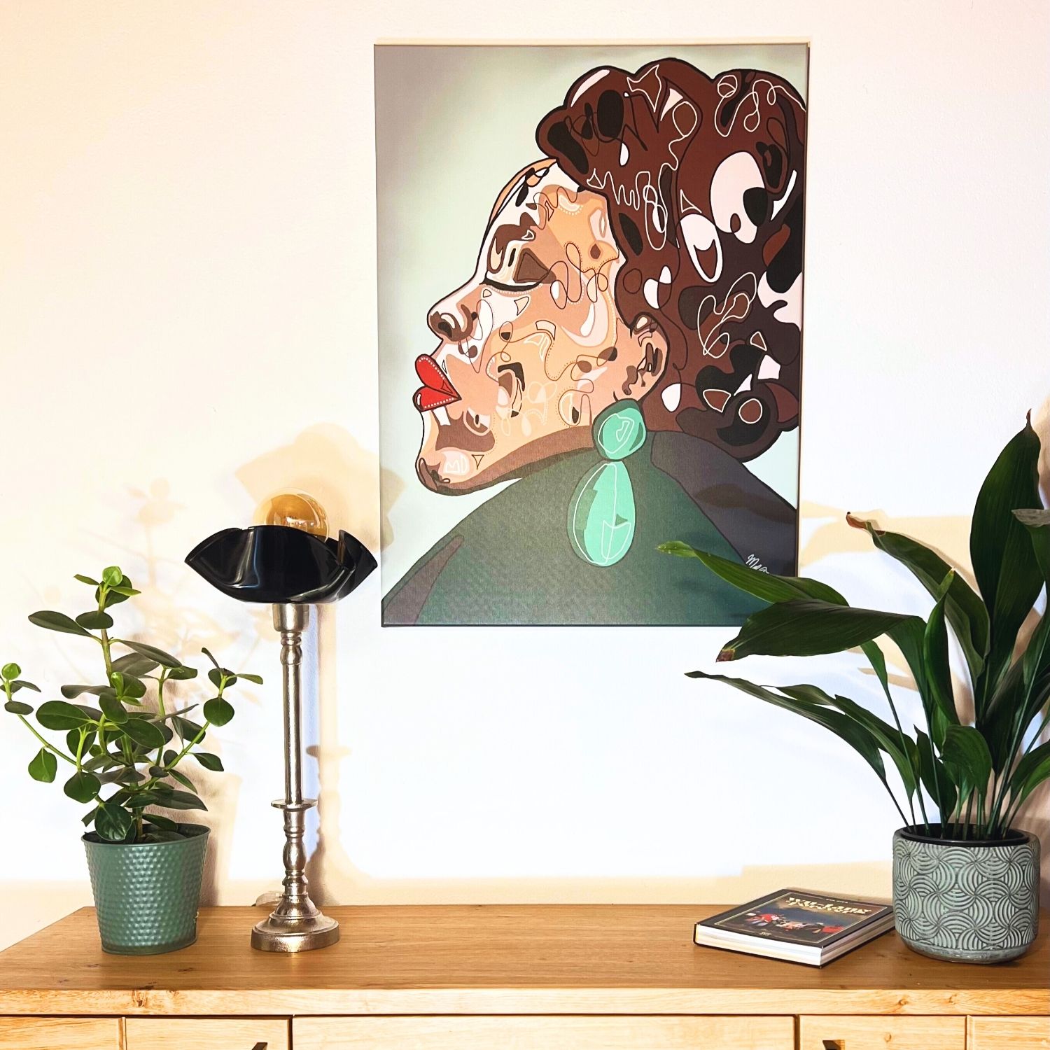 Silver Vinyl Produktfoto ganz (2) Tischleuchte mit antikem Silberfuß und einer Vinyl Schalplatte als Schirm steht auf einer Kommode mit Bild an der Wand | mit Vintage Leuchtmittel | Kategorie Privat | trailerartgirl.com trailerartdesign.com trailerart-design.com