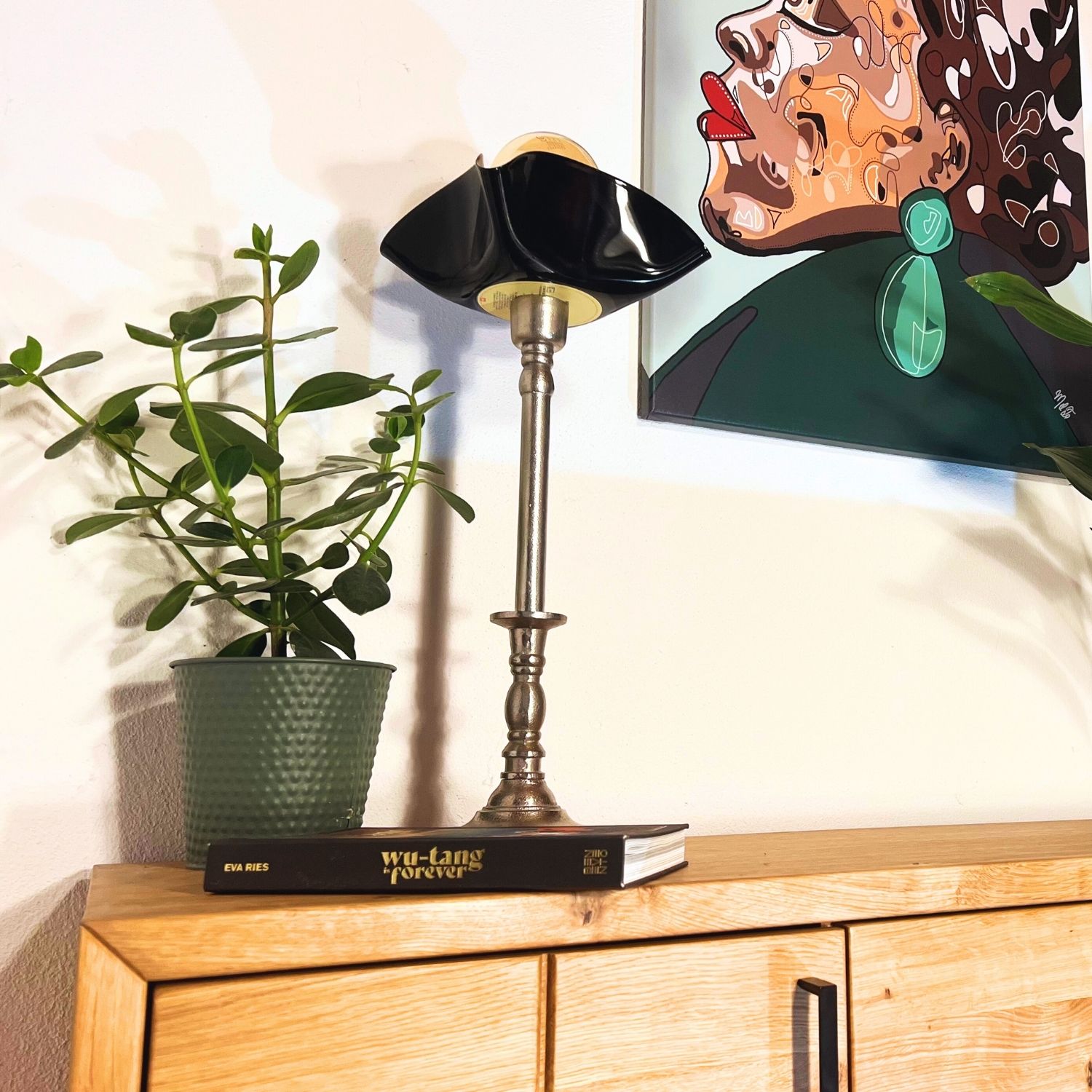 Silver Vinyl Produktfoto ganz (3) Tischleuchte mit antikem Silberfuß und einer Vinyl Schalplatte als Schirm steht auf einer Kommode mit Bild an der Wand | Unterseite| Kategorie Privat | trailerartgirl.com trailerartdesign.com trailerart-design.com